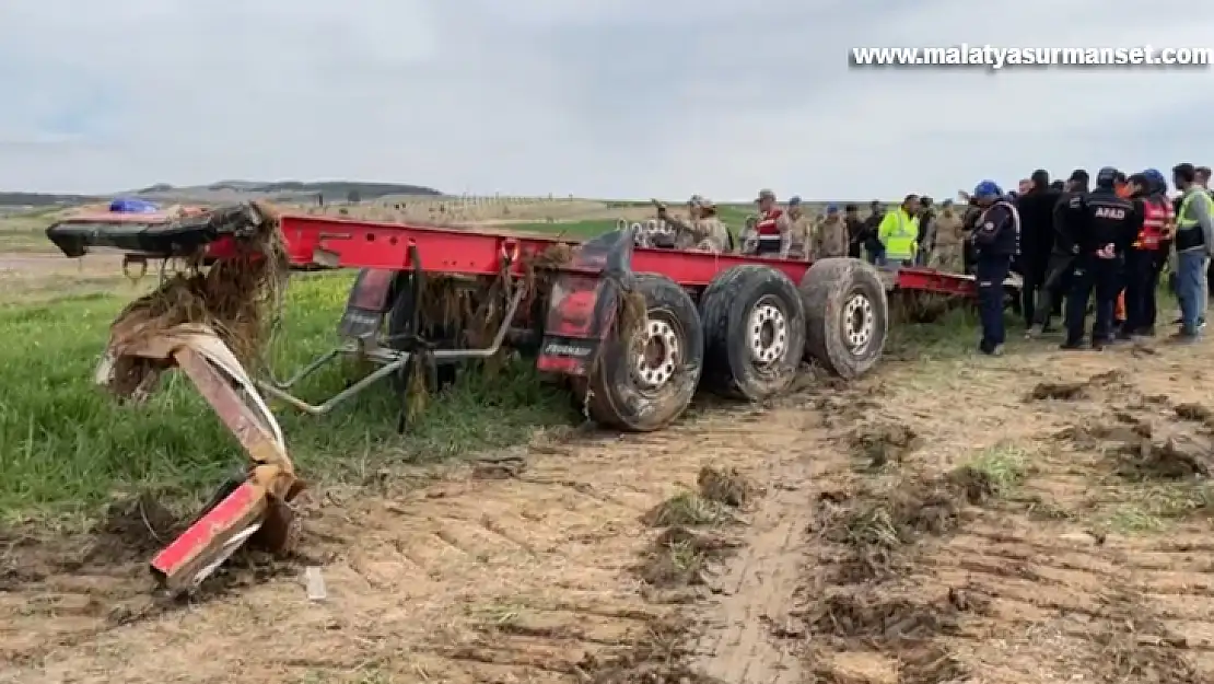 Şanlıurfa'da sele kapılan sürücünün tır dorsesine ulaşıldı