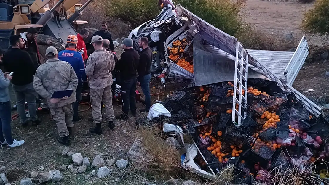 Şarampole Devrilen Kamyonette Baba Öldü, Oğlu Yaralı