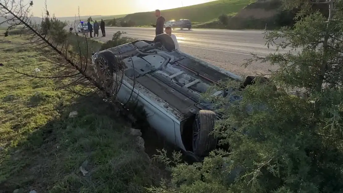 Şarampole Devrilen Otomobildeki 3 Kişi Yaralandı