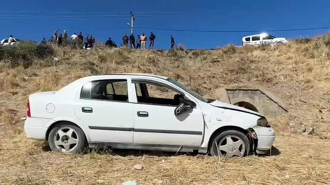 Şarampole Devrilen Otomobildeki 5 Kişi Yaralandı