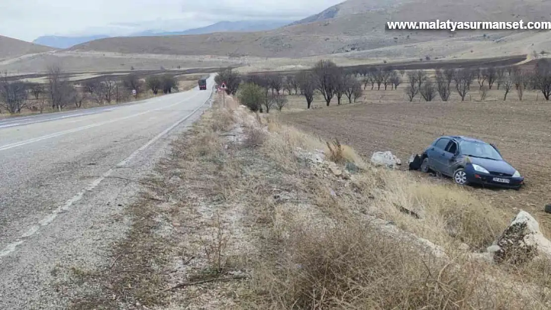 Şarampole giren otomobilde 3 kişi yaralandı