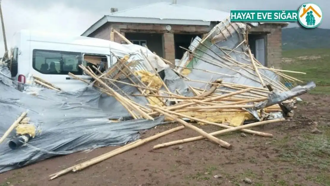 Saray'da fırtına çatıları uçurdu