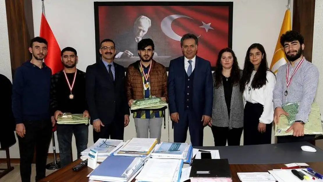 Satrançta dereceye girenler kupalarını aldı