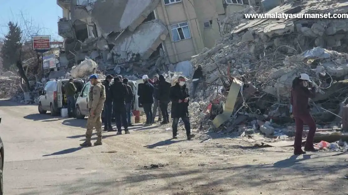 Savcıların gözetiminde yıkılan binalardan karot ve demir örnekleri alınıyor