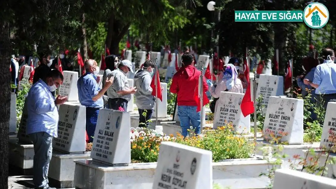 Şehit aileleri bayramın ilk gününde şehitlikleri ziyaret etti