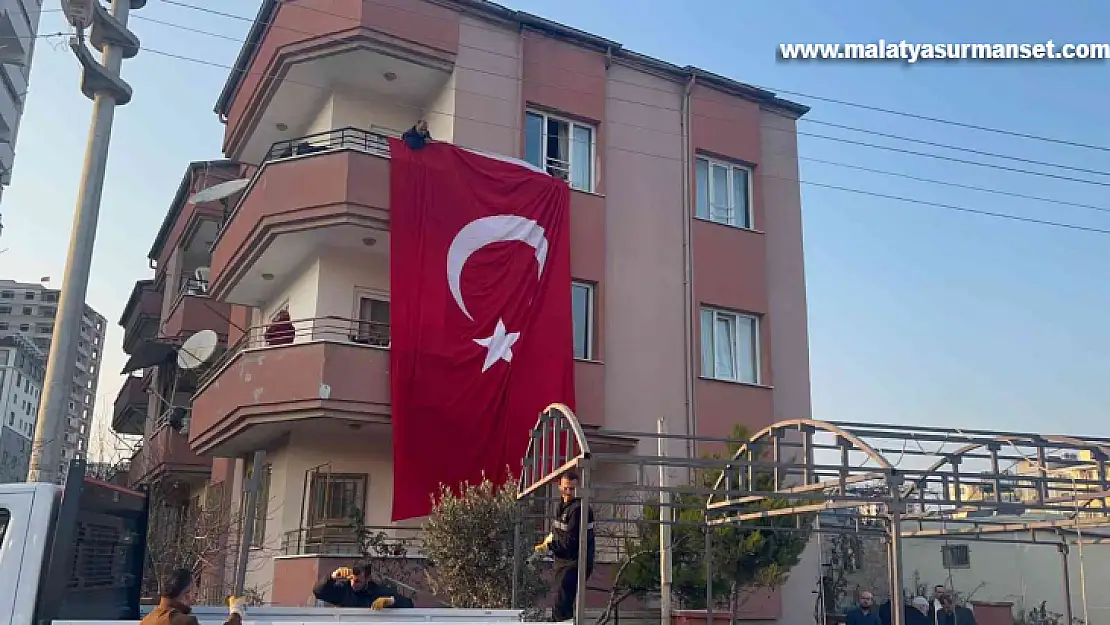 Şehit ateşi Hatay'a düştü, baba evine Türk bayrakları asıldı