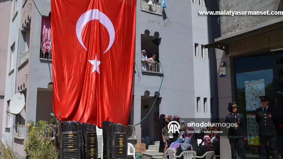 Şehit Piyade Sözleşmeli Er Selçuk'un Muş'taki ailesine şehadet haberi verildi