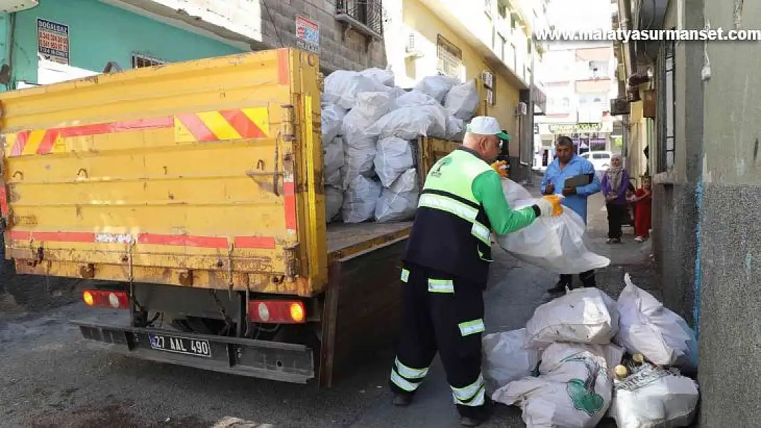 Şehitkamil'den budamadan elde edilen odunlar dar gelirli ailelerle yakacak olarak dağıtıldı