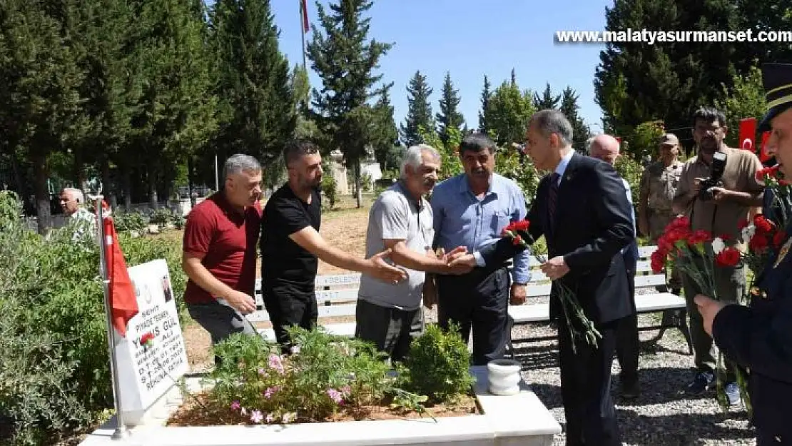 Şehitlerin kabrine karanfil bırakıldı