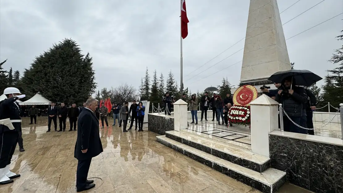 Şehitlik Anıtı'na çelenk sundu.