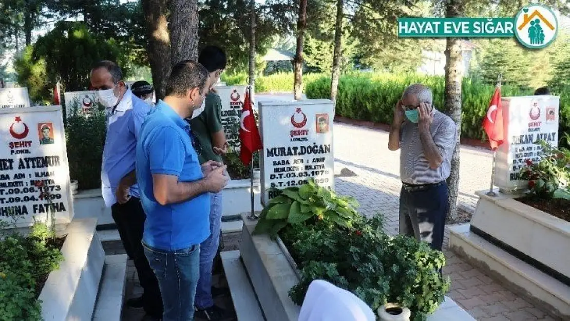 Şehitlikte buruk bayramlaşma