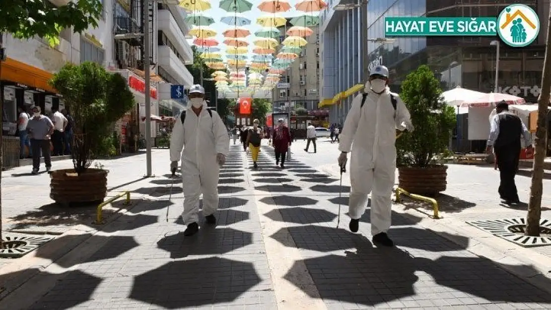 Şemsiye Sokak'taki iş yerleri dezenfekte edildi