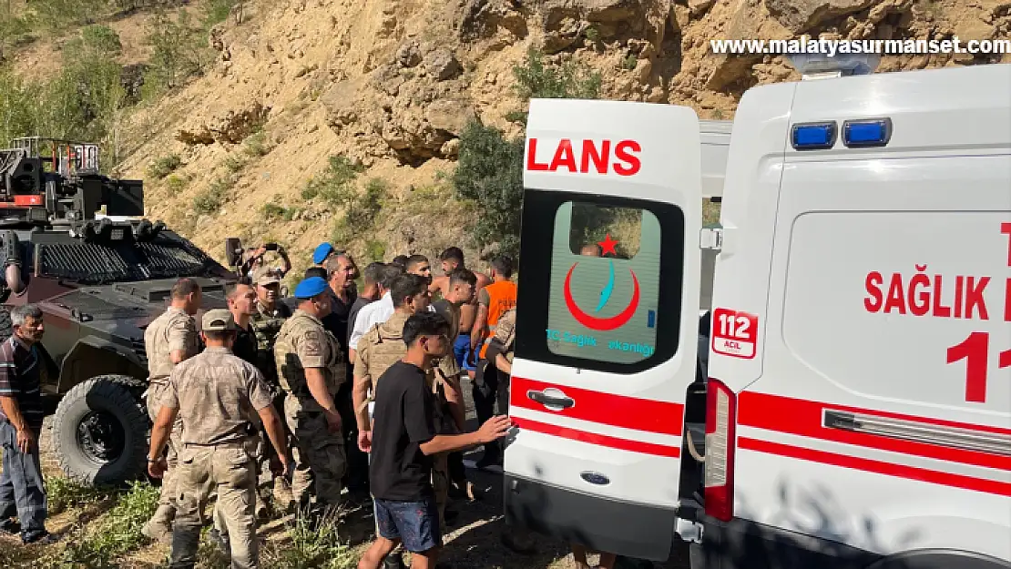 Serinlemek için Pülümür Çayı'na giren kişi boğuldu