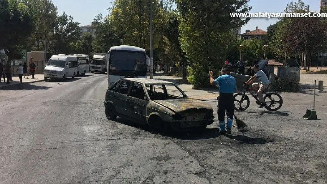 Seyir halindeki araç alev topuna döndü, faciadan dönüldü