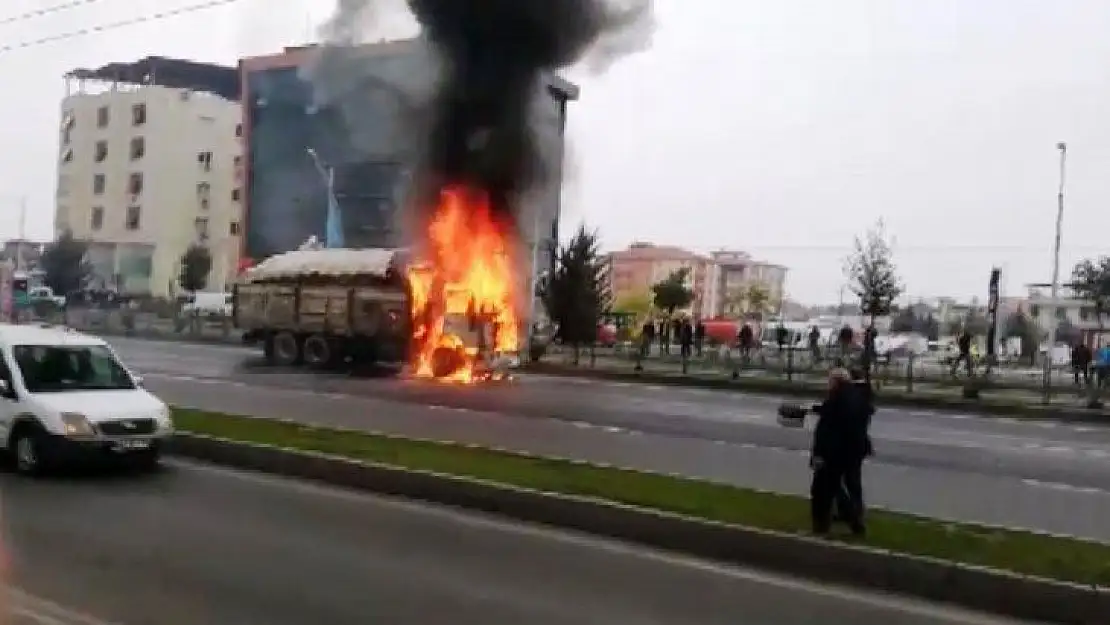 Seyir halindeki kamyon alev topuna döndü