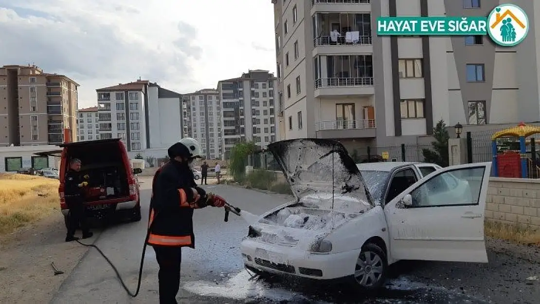 Seyir halindeki otomobil alev aldı