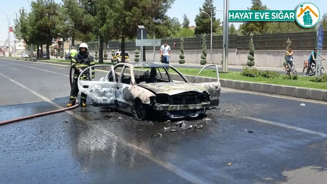 Seyir halindeki otomobil alev aldı, geriye külü kaldı