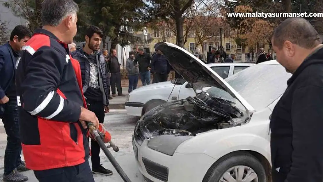 Seyir halindeki otomobil alev aldı