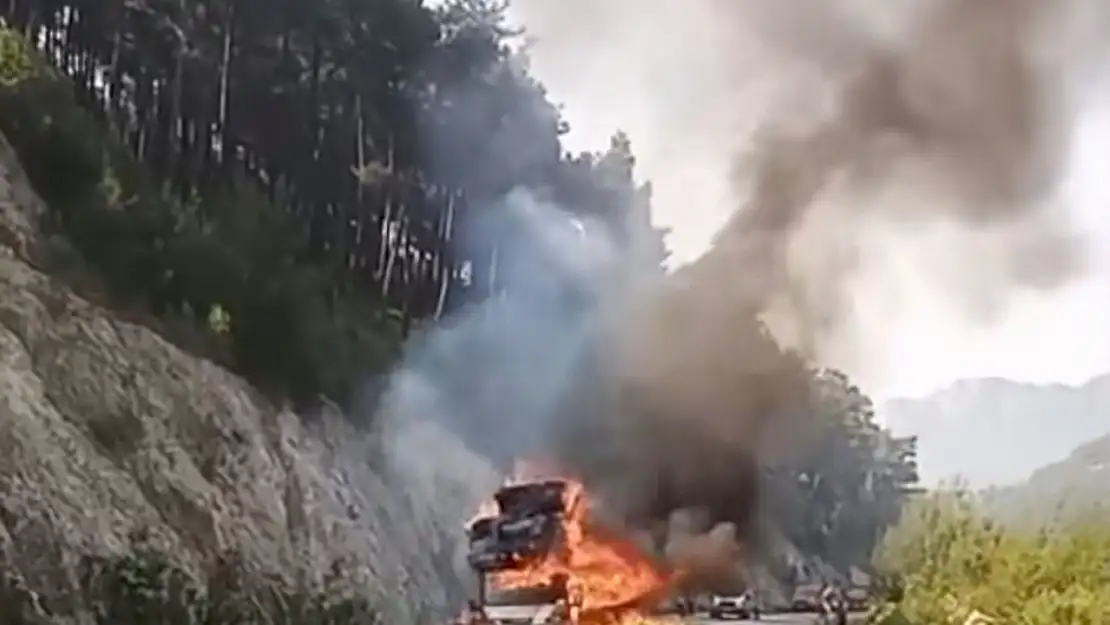 Seyir Halindeki Pikap Alev Topuna Döndü!