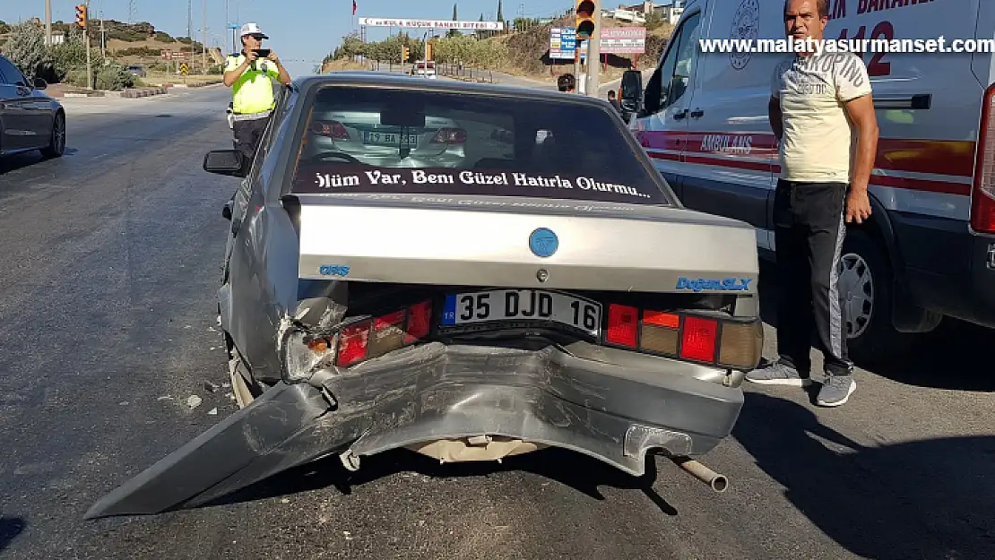 Seyir halindeyken kırmızı ışıkta bekleyen otomobillere çarptı: 1 yaralı