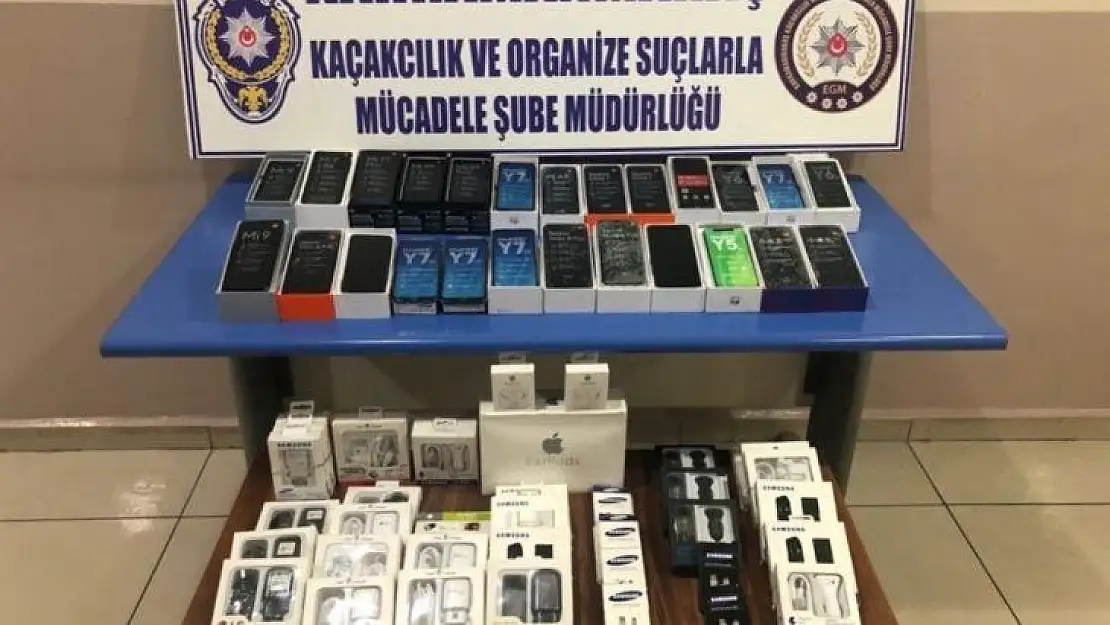 Seyyar satıcıdan 90 bin liralık kaçak telefon çıktı