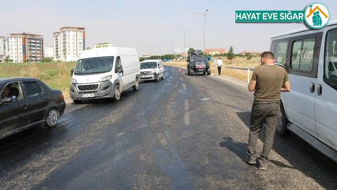 Sıcak hava asfaltı eritti, kayganlaşan yol kazaya neden oldu