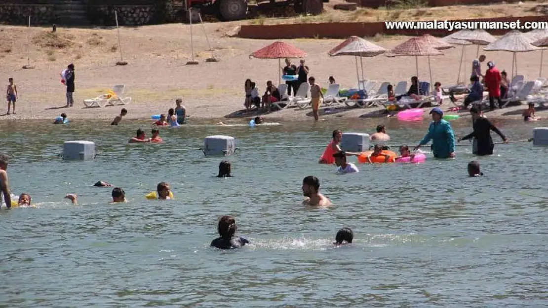 Sıcaktan bunalanlar Hazar Gölü'ne akın etti, plajlar Ege ve Akdeniz'i aratmadı