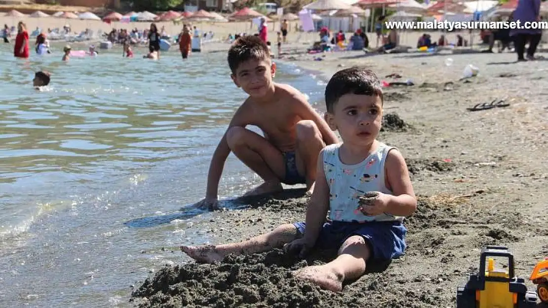 Sıcaktan bunalanlar Hazar Gölü'ne akın etti