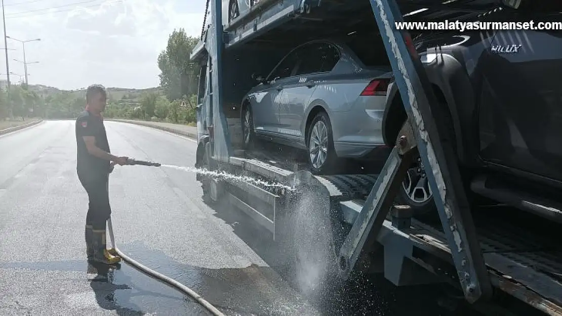 Sıfır araç taşıyan tırın lastikleri alev aldı