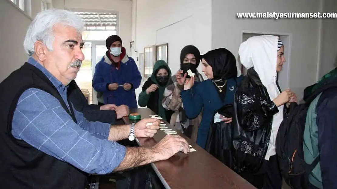 Sigarayı bıraktı topladığı parayla bin öğrenciye yemek fişi dağıttı