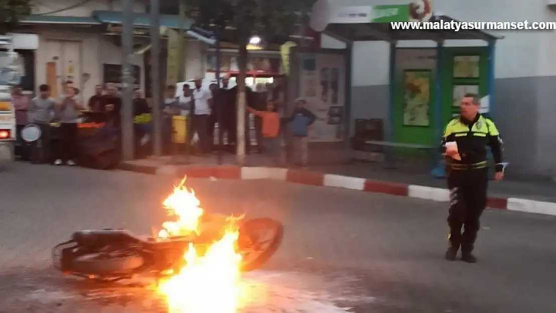 Siirt'te ceza kesilen sürücü motosikletini ateşe verdi