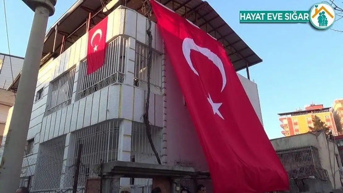 Siirtli şehidin evine dev Türk bayrağı asıldı