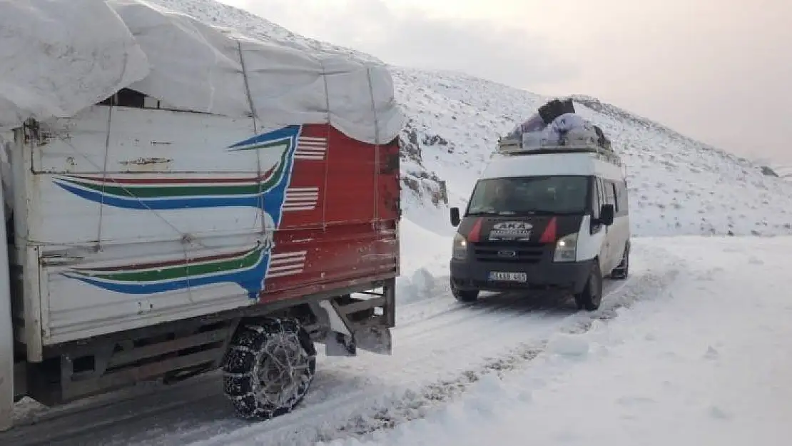 Siirt'te kardan kapanan yollar ulaşıma açıldı, mahsur kalan araçlar kurtarıldı