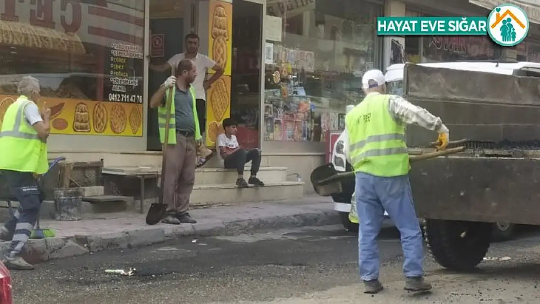 Silvan'da bozulan ve aşınan yollara asfalt yama çalışması yapıldı