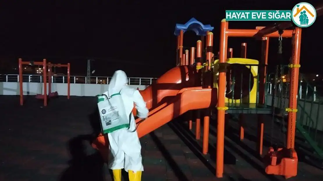 Silvan'da çocuk oyun parkları dezenfekte edildi