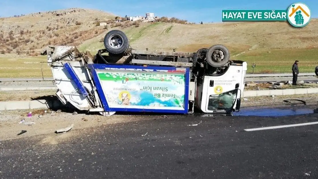 Silvan'da çöp toplama aracı devrildi: 3 yaralı