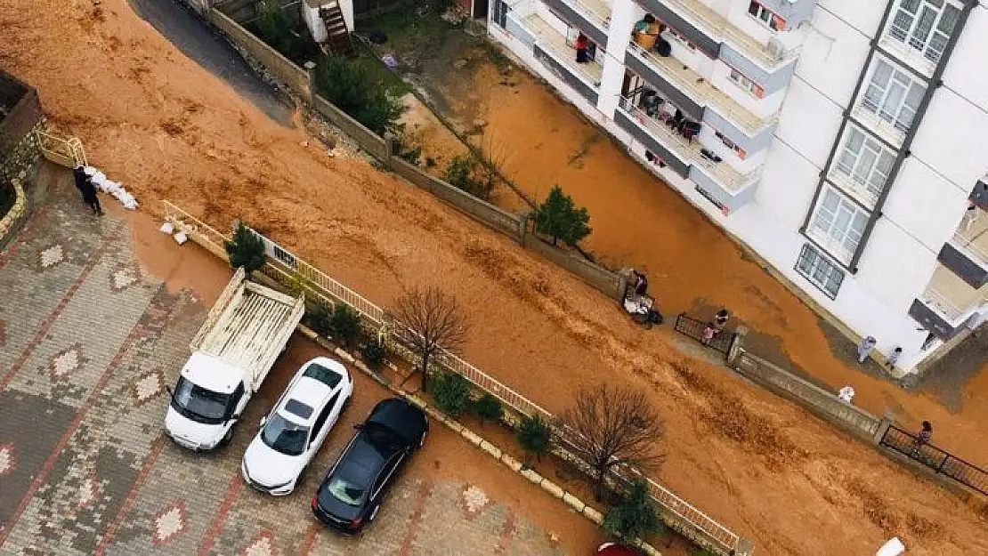 Silvan'da sağanak yağış caddeleri göle çevirdi