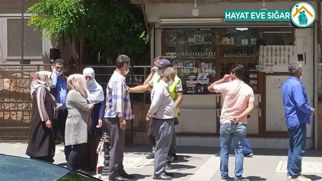 Silvan'da sosyal mesafeye uymadan kuyrukta beklediler