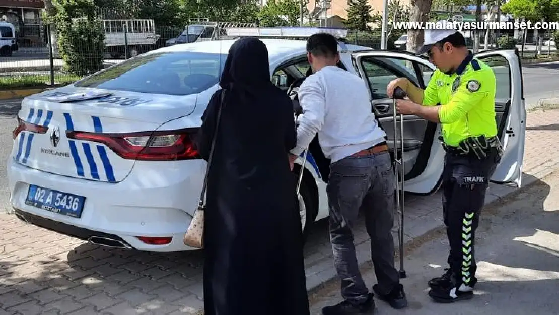 Sınava girecek olan engelli gencin yardımına trafik polisleri yetişti