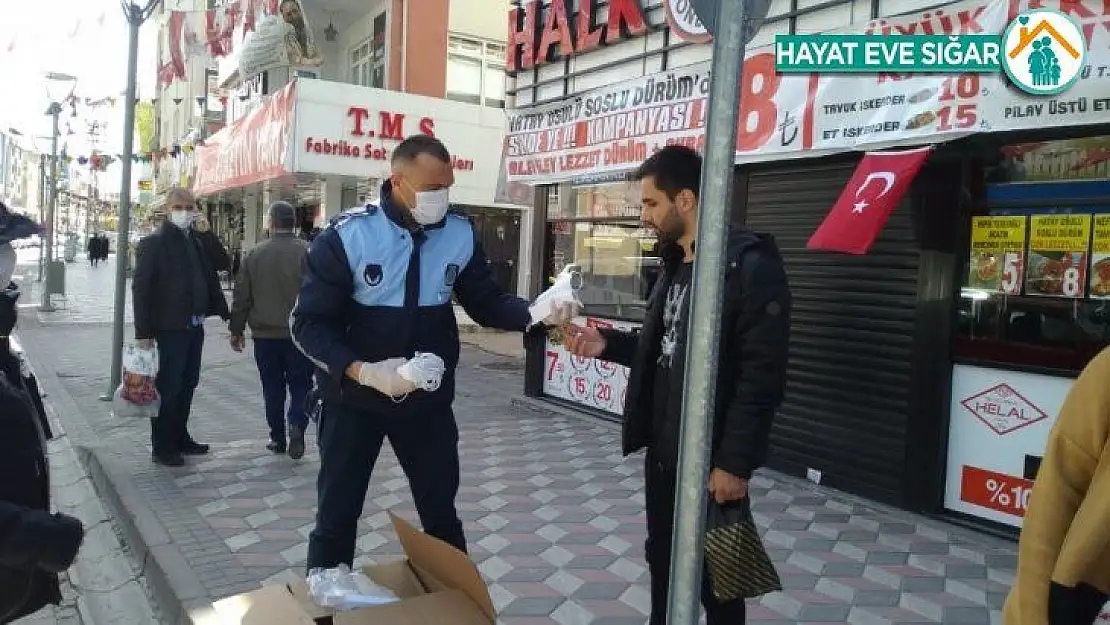 Sincan Belediyesi vatandaşlara maske dağıtıyor