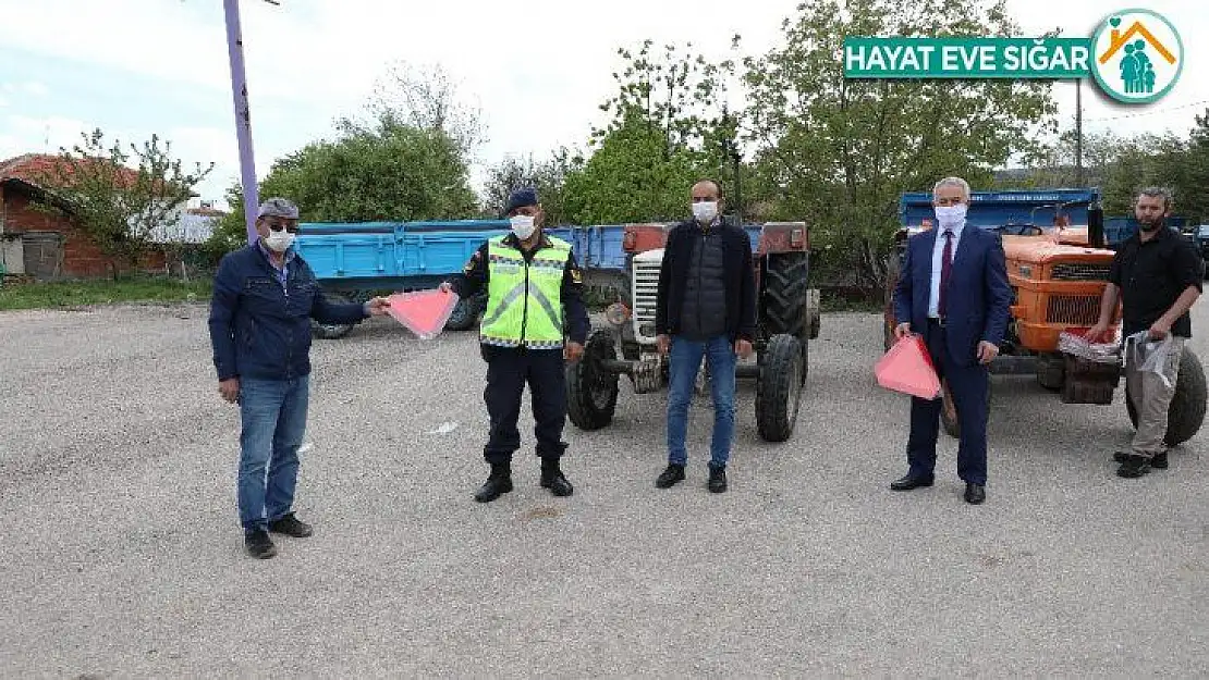 Sincan Belediyesinden trafik haftasında çiftçilere reflektör hediyesi