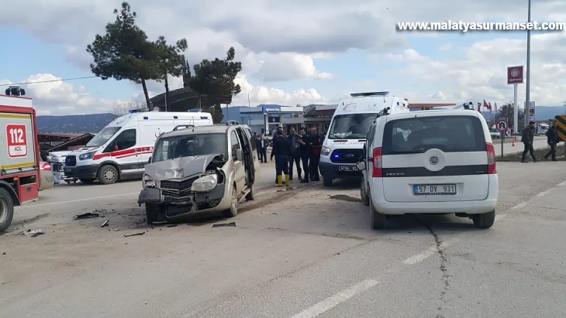 iki hafif ticari araç çarpıştı: 10 yaralı