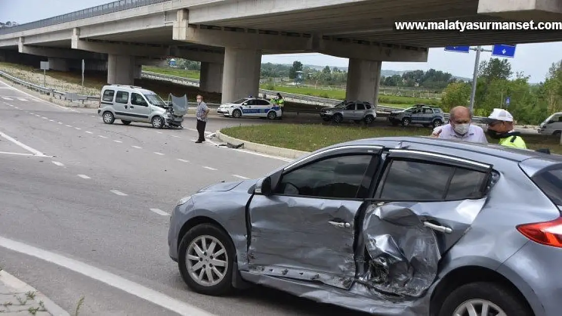 Sinop'ta kavşak altında kaza: 2 yaralı