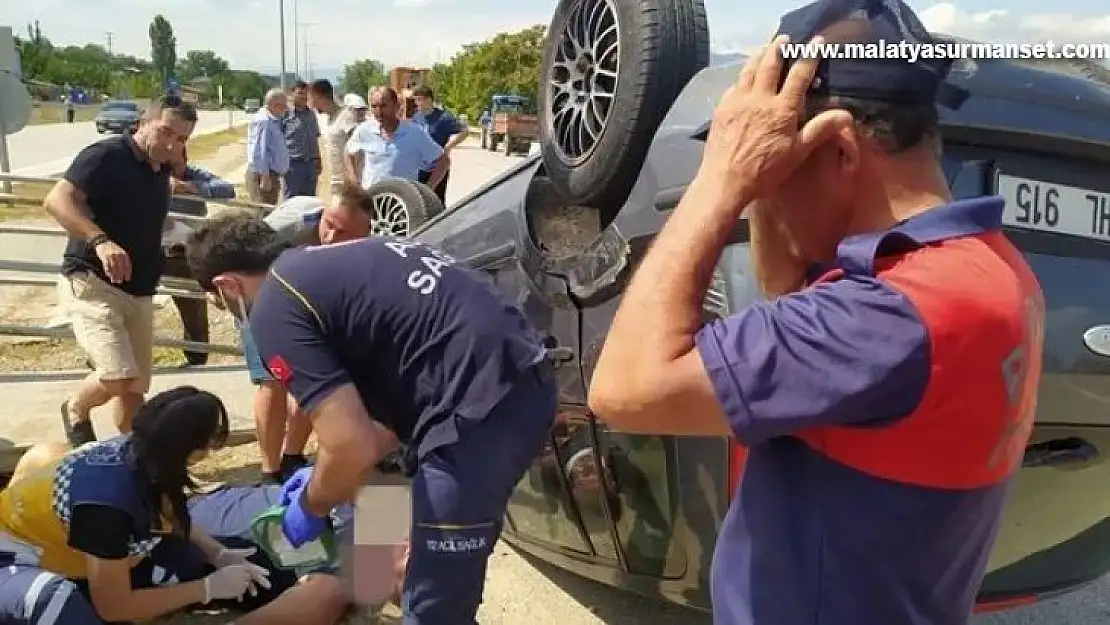 Sinop'ta ters dönen otomobildeki 2 kişi yaralandı