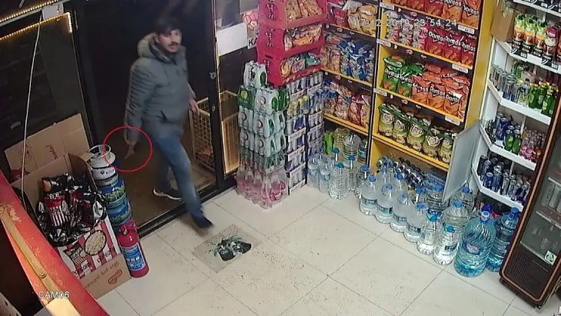 Siparişi gelmeyen şahsın silahla marketi bastığı anlar kamerada