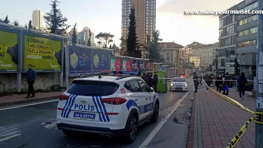 Şişli'de otomobille çarpışan minibüs devrildi, 2 yolcu hafif yaralandı