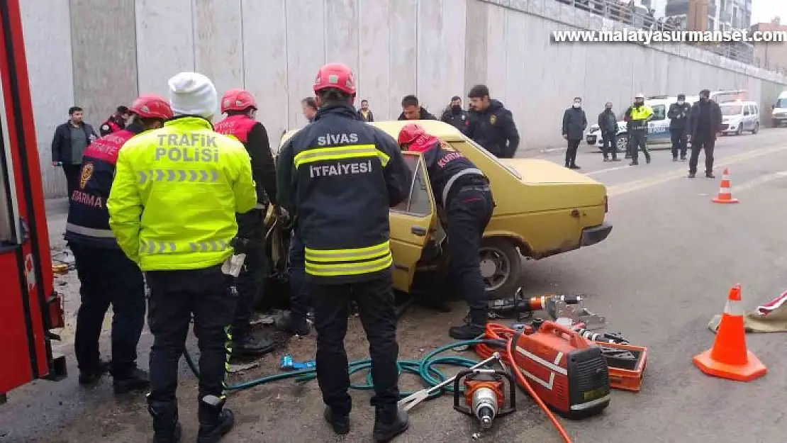 Sivas'ta işçi servisi ile çarpışan otomobilin sürücüsü hayatını kaybetti