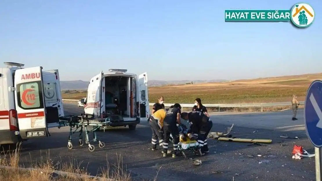 Sivas'ta otomobiller çarpıştı: 6 yaralı