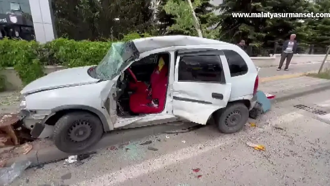 Sivas'ta park halindeki cipe çarpan otomobildeki iki kişi yaralandı