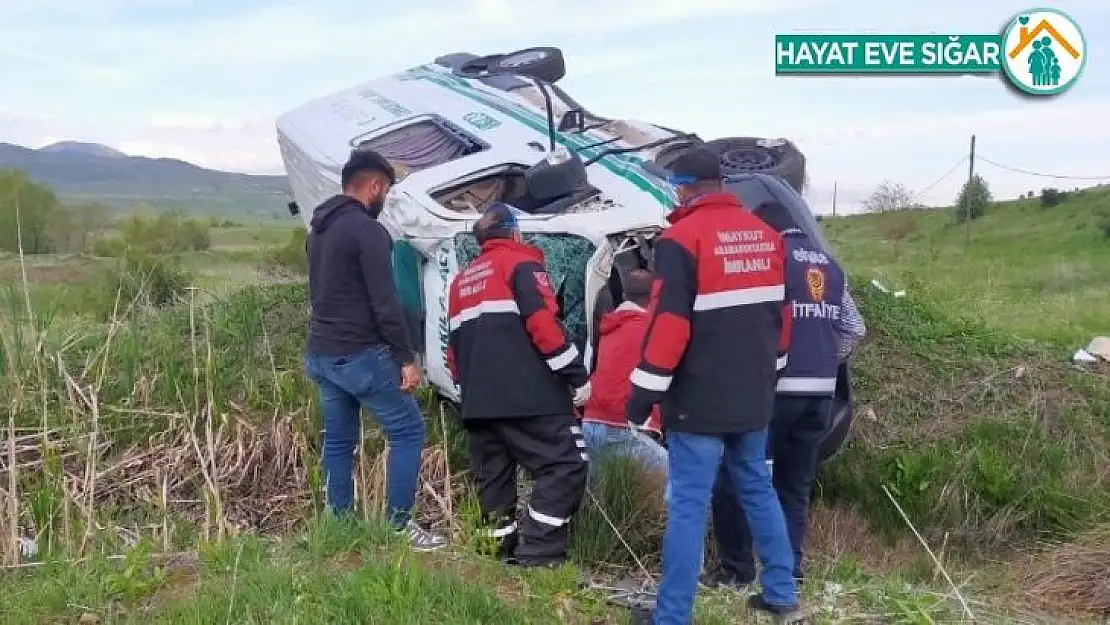 Sivas'ta cenaze aracı takla attı: 1 ölü, 1 yaralı